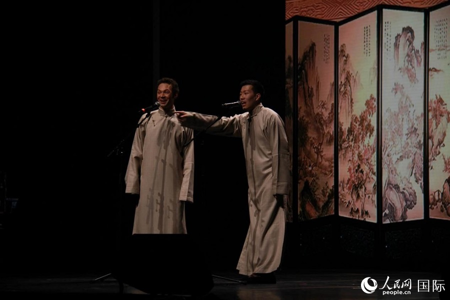 “金蛇獻瑞”巴黎春節聯歡晚會現場。人民網記者 尚凱元攝