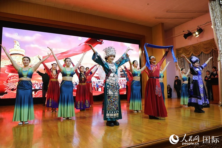 留俄學生進行民族舞表演。人民網記者 隋鑫攝