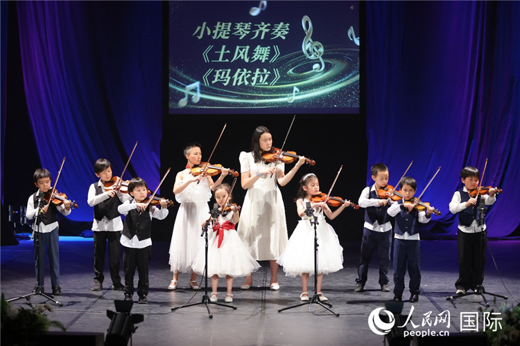 小提琴齊奏表演。人民網記者 許海林攝
