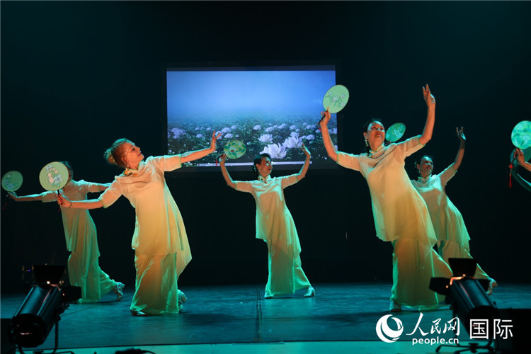 中西藝術家共同表演舞蹈《茉莉花》。人民網記者 許海林攝