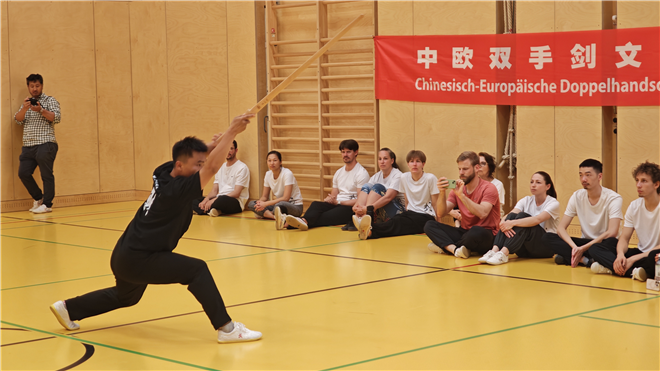 圖為教練為參與者演示雙手劍。陳霞攝